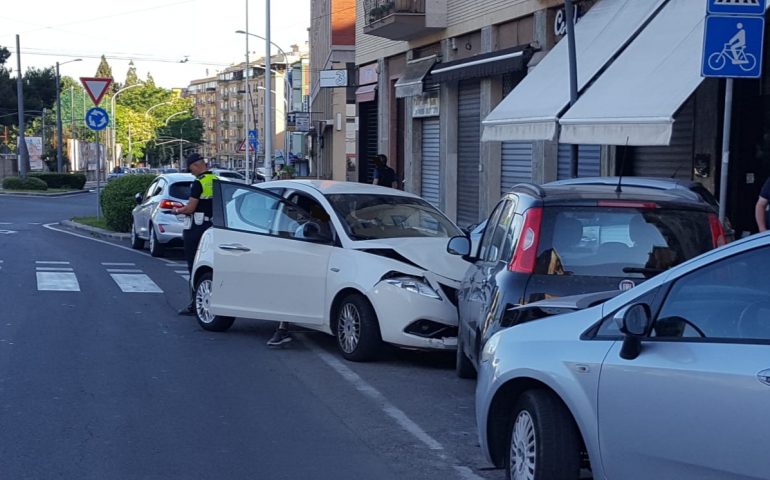 Cagliari, ubriaco dalla mattina si schianta su tre auto in sosta
