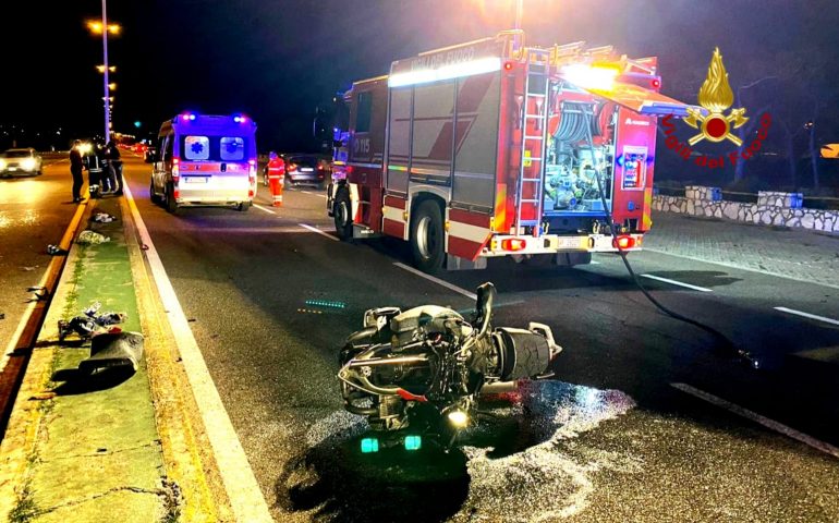 Lungomare Poetto, con la moto contro un palo: centauro in ospedale