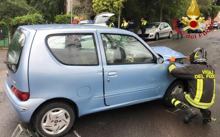 Nuoro, perde il controllo dell’auto e va a sbattere contro un albero: donna in ospedale