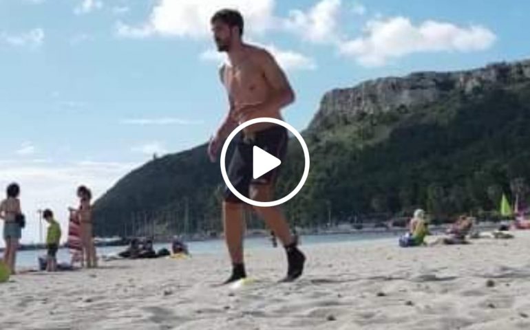 (VIDEO) Pavoletti si allena al Poetto: la riabilitazione ‘all’ombra’ della Sella del Diavolo