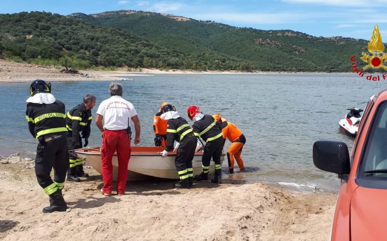 I Vigili del Fuoco recuperano il corpo dell’anziano morto nel lago Coghinas