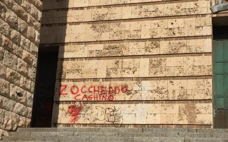 La foto. Cagliari, la basilica di San Domenico sfregiata dai soliti vandali