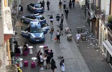 tavolini-via-garibaldi-polizia