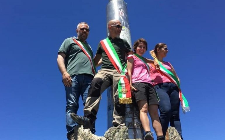 Villagrande, Arzana, Desulo e Fonni: il Gennargentu unisce. La foto dei sindaci in vetta