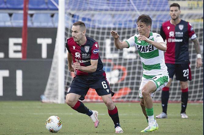 Il Cagliari in 10 strappa il pareggio al Sassuolo con le unghie e con i denti: finisce 1-1