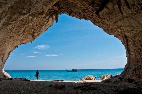 Le spiagge più belle della Sardegna. Cala Luna, gioiello dell’Isola (FOTO)