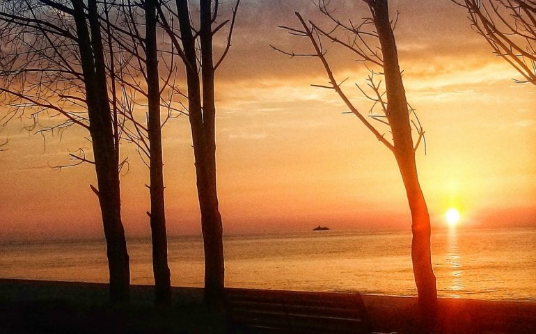 Il buongiorno dalla nostra Isola: il sole sorge dalla spiaggia di Cardedu, Ogliastra