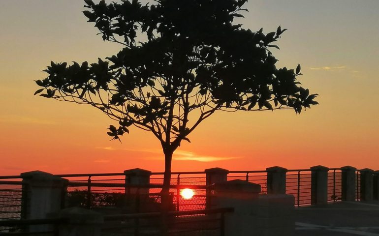 La foto. Il sole sorge su Lanusei e regala una tavolozza di sfumature calde