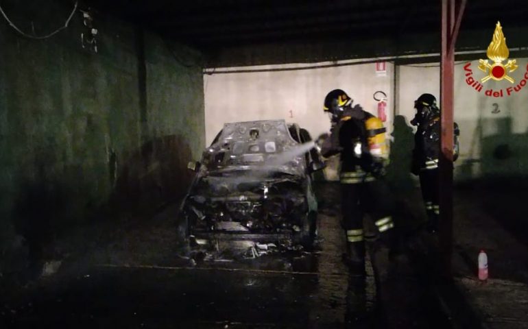 Auto a fuoco nella notte a Cagliari e Assemini: ancora da accertare cosa abbia innescato i roghi
