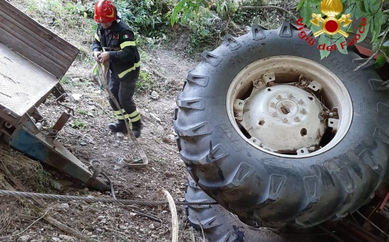 Belvì, si ribalta col trattore e resta incastrato sotto al mezzo tutta la notte. Stamattina soccorso dai Vigili del fuoco