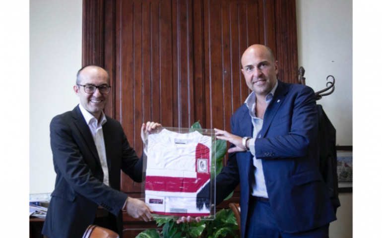 La maglia del Centenario donata dal Cagliari al Comune