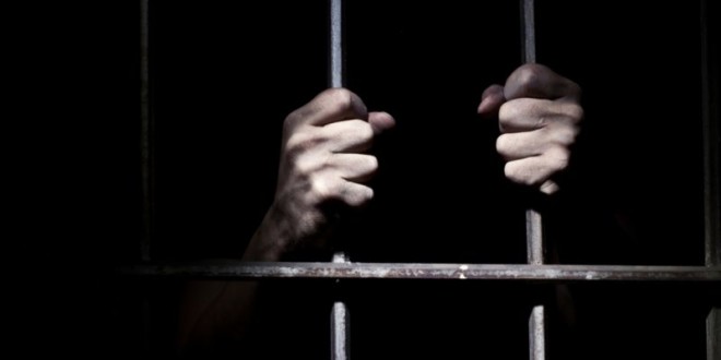 Tragedia sfiorata al carcere di Isili: detenuto cerca di strangolare agente, salvato in extremis