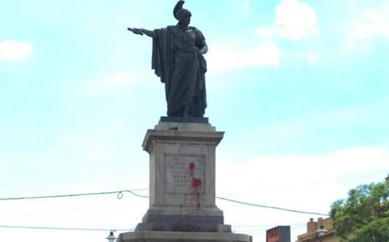 Atto vandalico a Cagliari, imbrattata di vernice rossa la statua di Carlo Felice