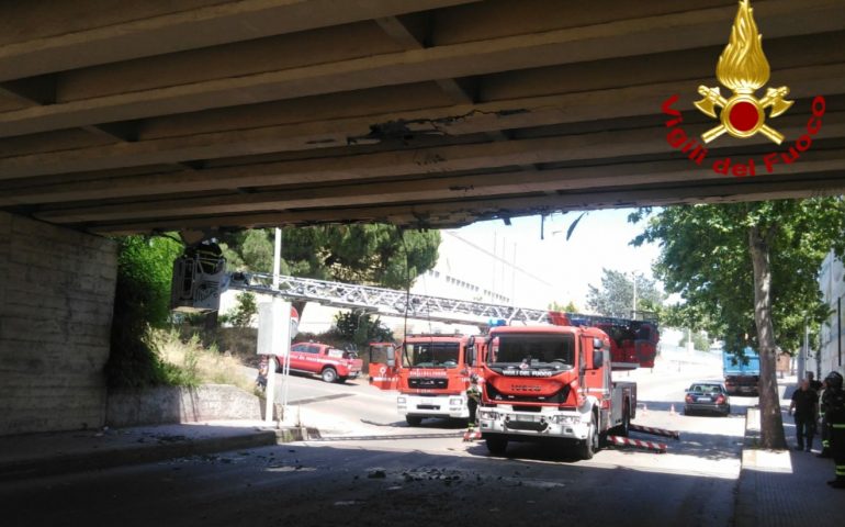 Sassari: pensava di riuscire a passare sotto, ma il mezzo è troppo alto e sbatte contro il cavalcavia