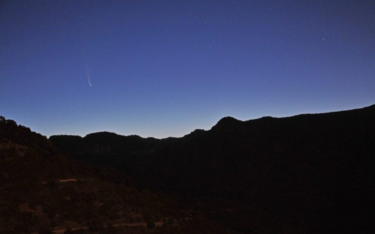 La foto: la cometa di Neowise solca il cielo di Ussassai