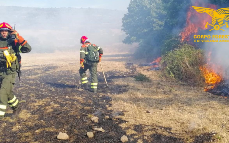 Ventisette incendi in Sardegna: non si arresta la spirale di fuoco che avvolge l’Isola