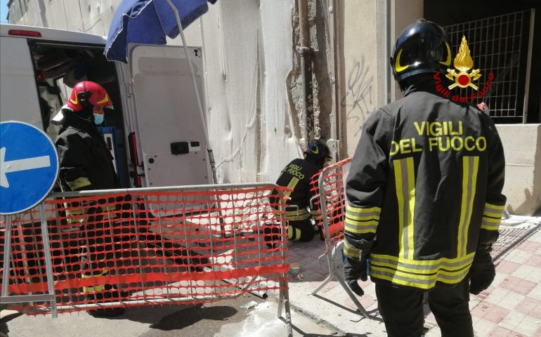 Esplosione di una condotta di gas a Sant’Avendrace, un operaio al Brotzu