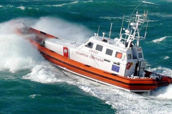 Costa Smeralda, la Guardia Costiera salva 12 persone in difficoltà in mare