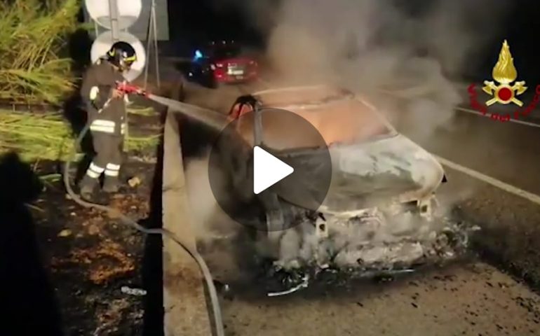 (VIDEO) Giallo a Niu Crobu: auto in fiamme nella notte, nessuna traccia del conducente