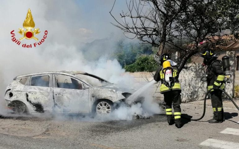 Orosei, pensionato riesce a scendere dall’auto prima che prenda completamente fuoco