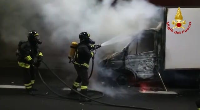 (Video) Solanas: furgone prende fuoco in galleria, traffico deviato sulla nuova Statale 125