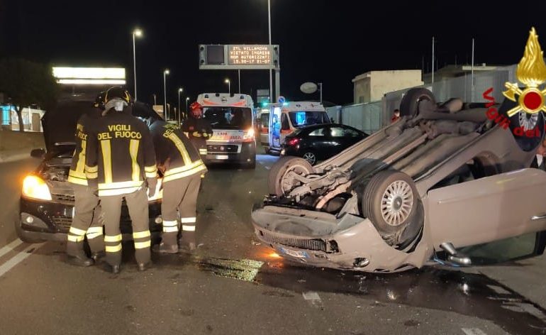 Cagliari, brutto incidente in viale Elmas: scontro tra due auto, una si ribalta