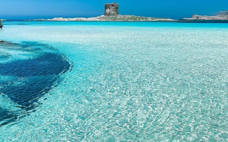 Le spiagge più belle della Sardegna: La Pelosa, meraviglia isolana, fondali trasparenti e sabbia chiara