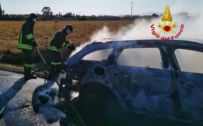 Uta, va a fuoco l’auto: messi in salvo due bambini