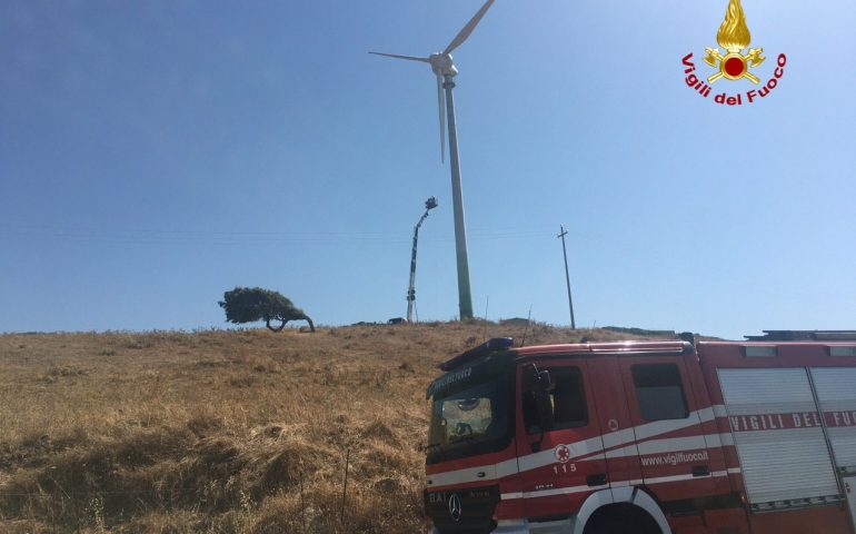 Operai bloccati a 25 metri mentre riparano una pala eolica: intervengono i Vigili del Fuoco
