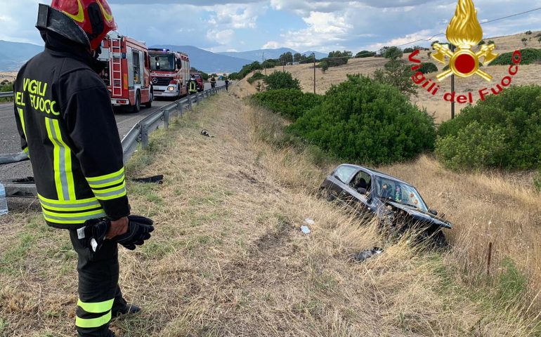 Fuori strada con l’auto a Ottana: due giovanissimi all’ospedale