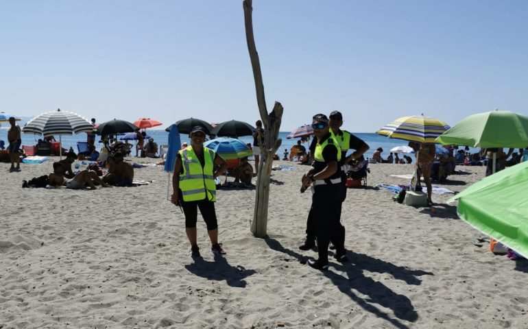 Poetto, ignoti piantano un grosso tronco in spiaggia: interviene la Protezione civile