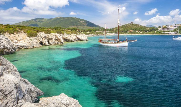 Tragedia ad Alghero: turista tedesca di 84 anni muore davanti a decine di bagnanti