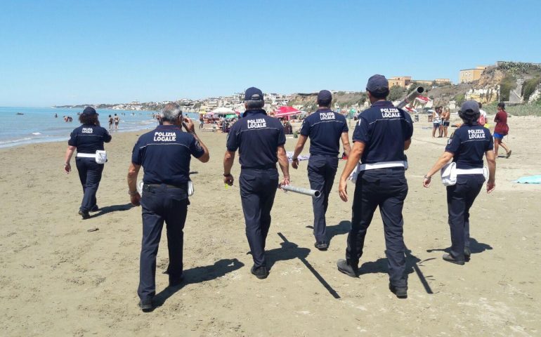Sassari: giovane gambiano insegue e blocca ladro di portafogli in spiaggia