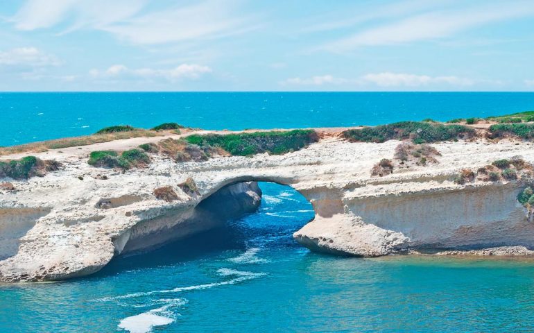 Le spiagge più belle della Sardegna. S’Archittu e la candida scogliera di rocce “lunari”