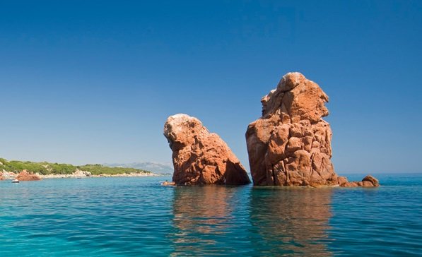 Le spiagge più belle della Sardegna. Baia di Cea, sorvegliata dai Faraglioni e profumata di ginepro