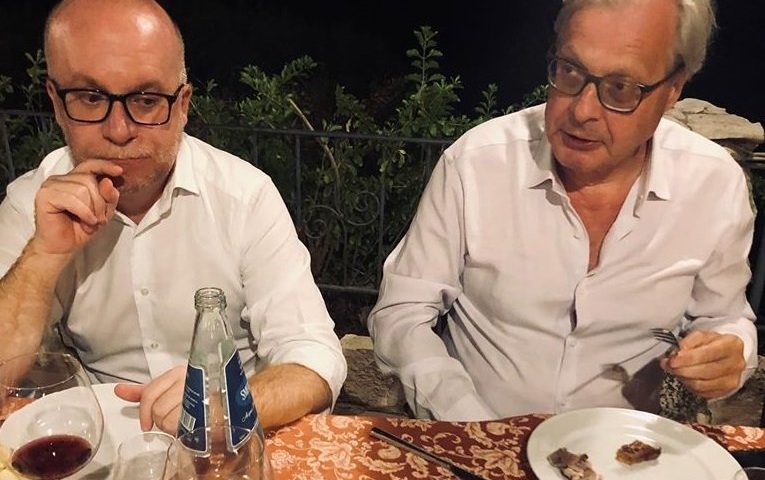 Sgarbi a Baunei: “Non si può andare in Ogliastra e non mangiare il porceddu”