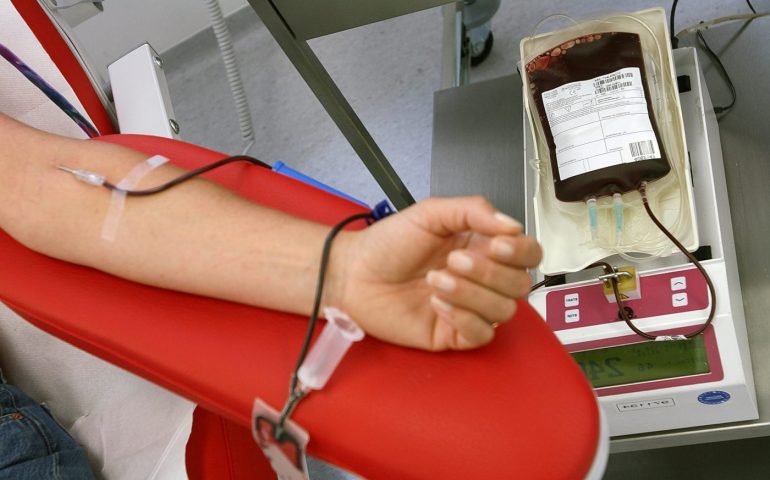 Cagliari, un’autoemoteca in Consiglio Regionale. Nieddu chiama a raccolta i politici per promuovere la donazione del sangue