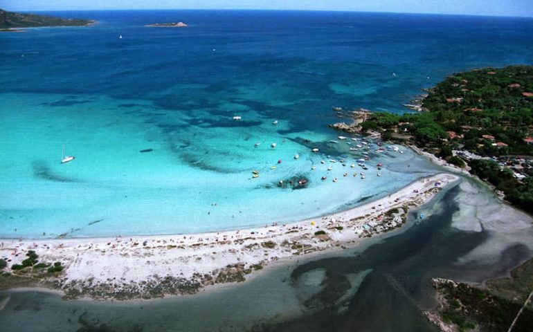 Sardegna, tragedia in spiaggia: uomo di 78 anni muore mentre faceva il bagno