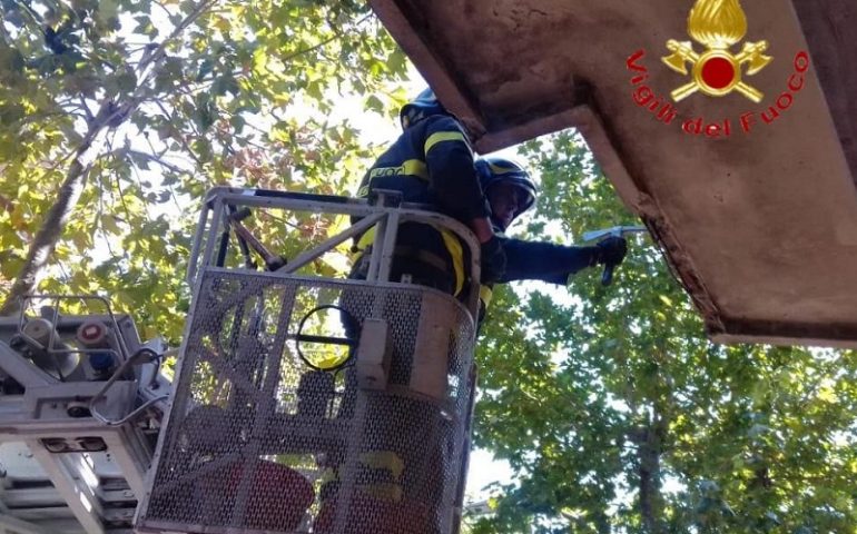 Nuoro, colpito al collo da un pezzo di cornicione: paura per l’avventore di un bar