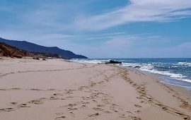 Il cadavere di una donna trovato in spiaggia a Is Arenas
