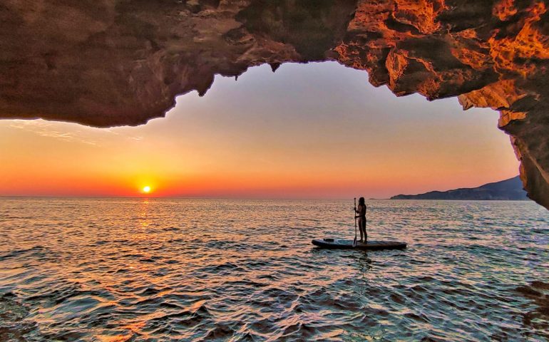 La foto: tavola, pagaia e la bellezza di Buggerru per sentirsi tutt’uno col tramonto