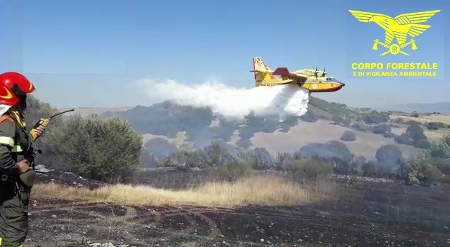 Giornata critica sul fronte incendi, 10 elicotteri e 2 canadair impegnati nell’Isola