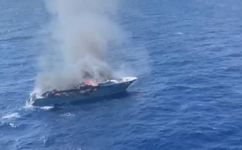 Capo Comino: yacht prende fuoco, 17 persone si salvano su un gommone a motore