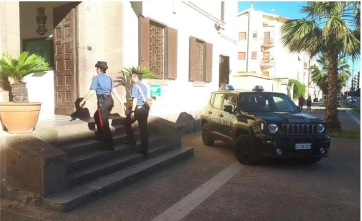Carbonia: i Carabinieri lo beccano mentre ruba dentro un’auto, arrestato