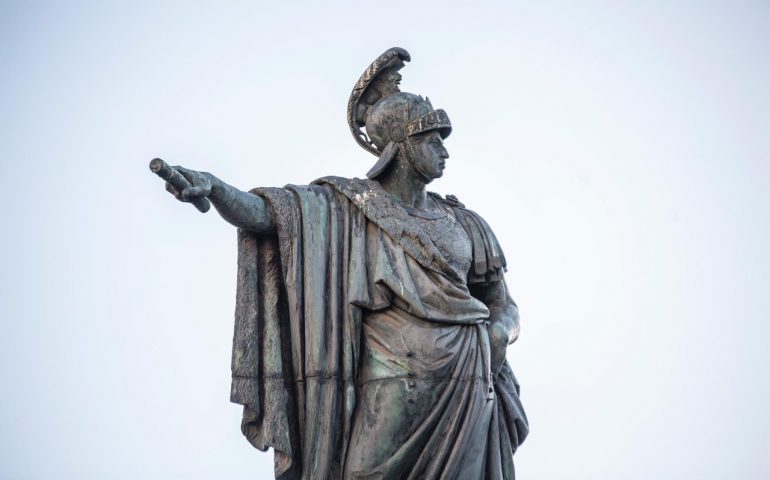 In scena “Processo alla Statua di Carlo Felice”, per riflettere sulla sua rimozione