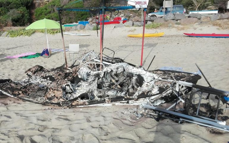 Dorgali, spiaggia di Osalla: vandali nella notte bruciano pedalò e sedie sdraio