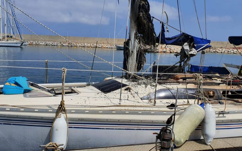 Santa Maria Navarrese, barca a vela va a fuoco: le cause sono da accertare