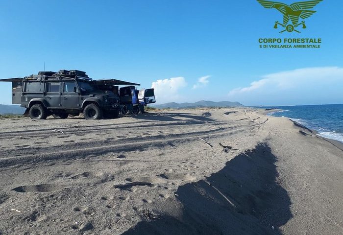 Con il fuoristrada sulla spiaggia di Muravera: turisti multati