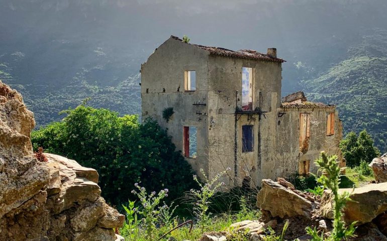 (FOTO) Gairo Vecchio, un paese lasciato “in sospeso”: gli scatti dal borgo fantasma