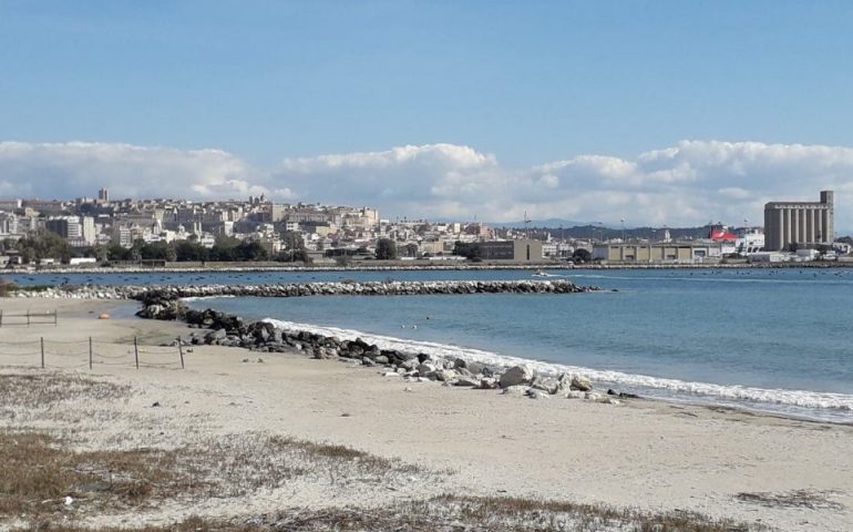 Cagliari, camion finisce in mare a Giorgino: muore l’uomo che era alla guida